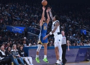 独行侠三巨头联手，状态爆棚得分突破，西蒙斯冲击季后赛！