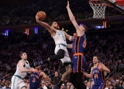 西蒙斯三巨头联手，凯尔特人得分突破，引发争议冲击季后赛！的简单介绍